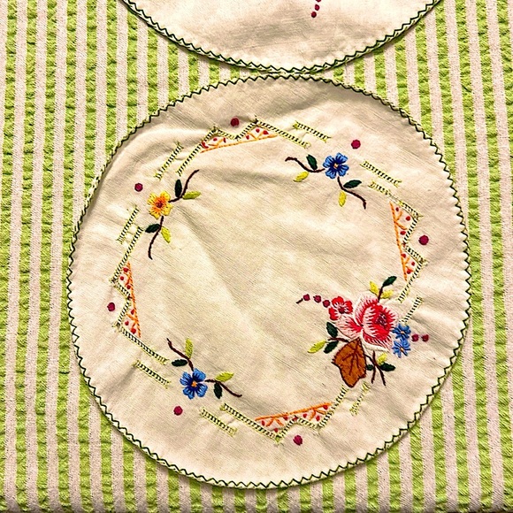 Embroidered Floral Round Doily Set of 3 Hand Crafted Embroidery USA - Picture 6 of 13